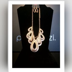 Paparazzi Jewelry Teardrop Tempest Necklace and Earring Set.